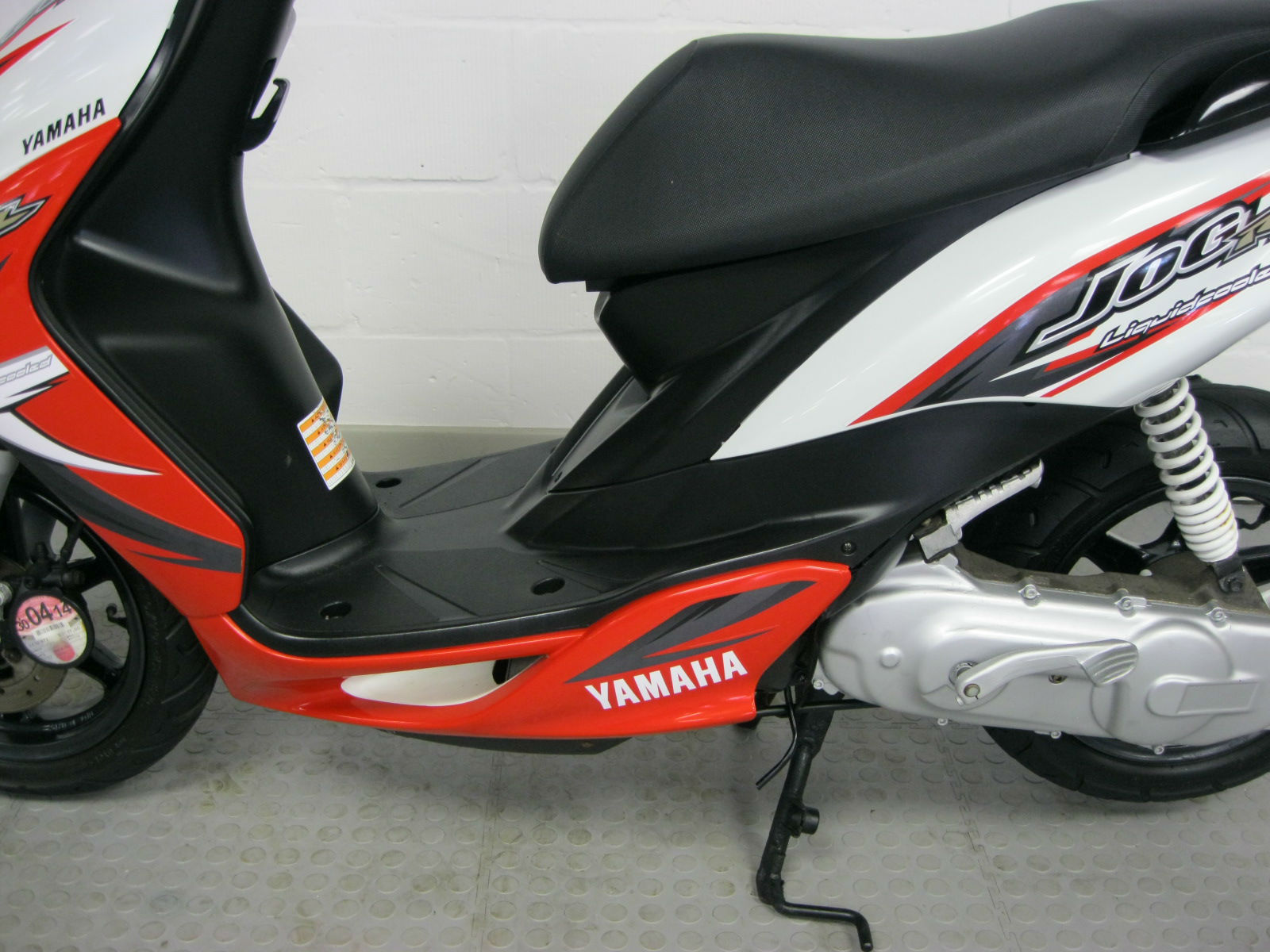 Yamaha jog RR красно белый