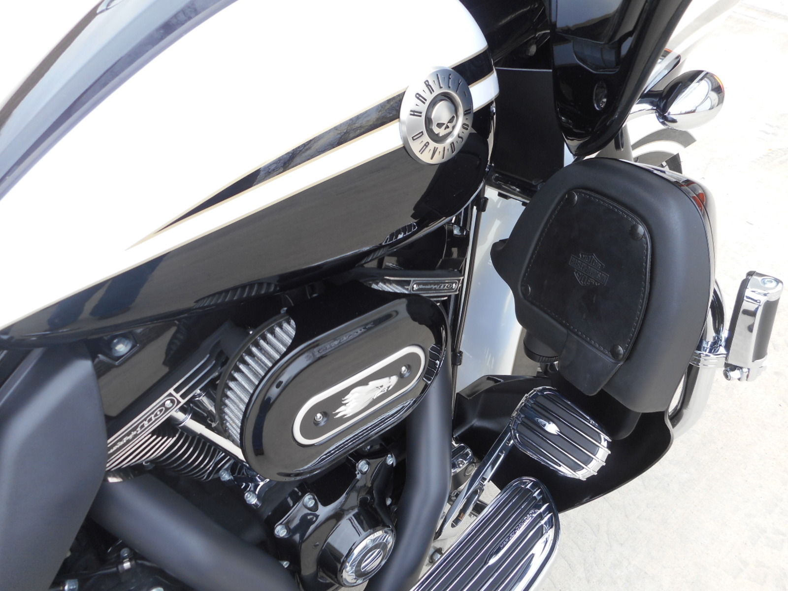 2012 Harley Davidson Cvo Road Glide, White Black (skunk)