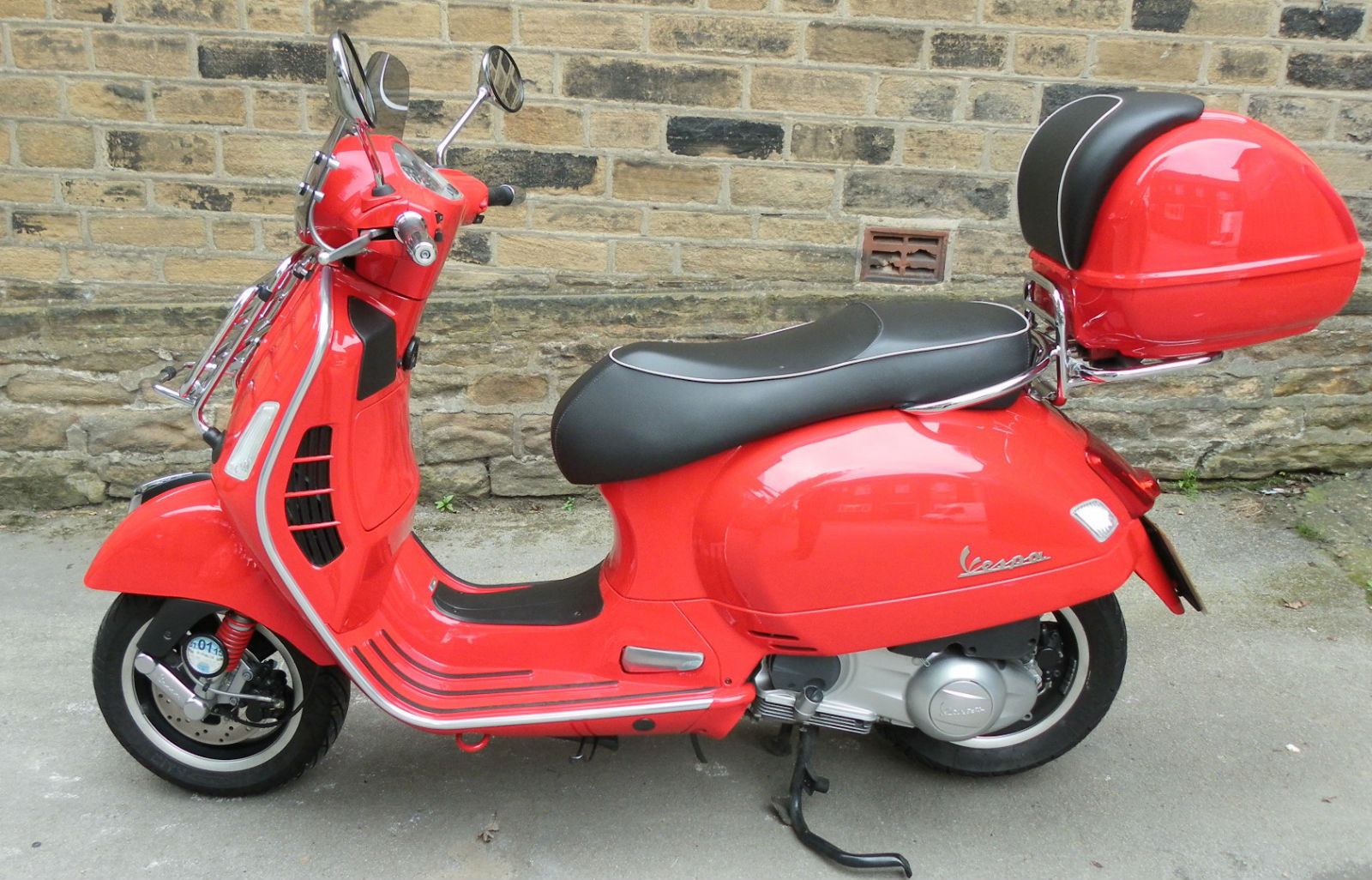 2013 Piaggio VESPA GTS 300 SUPER RED EXCEPTIONAL CONDITION top box rack