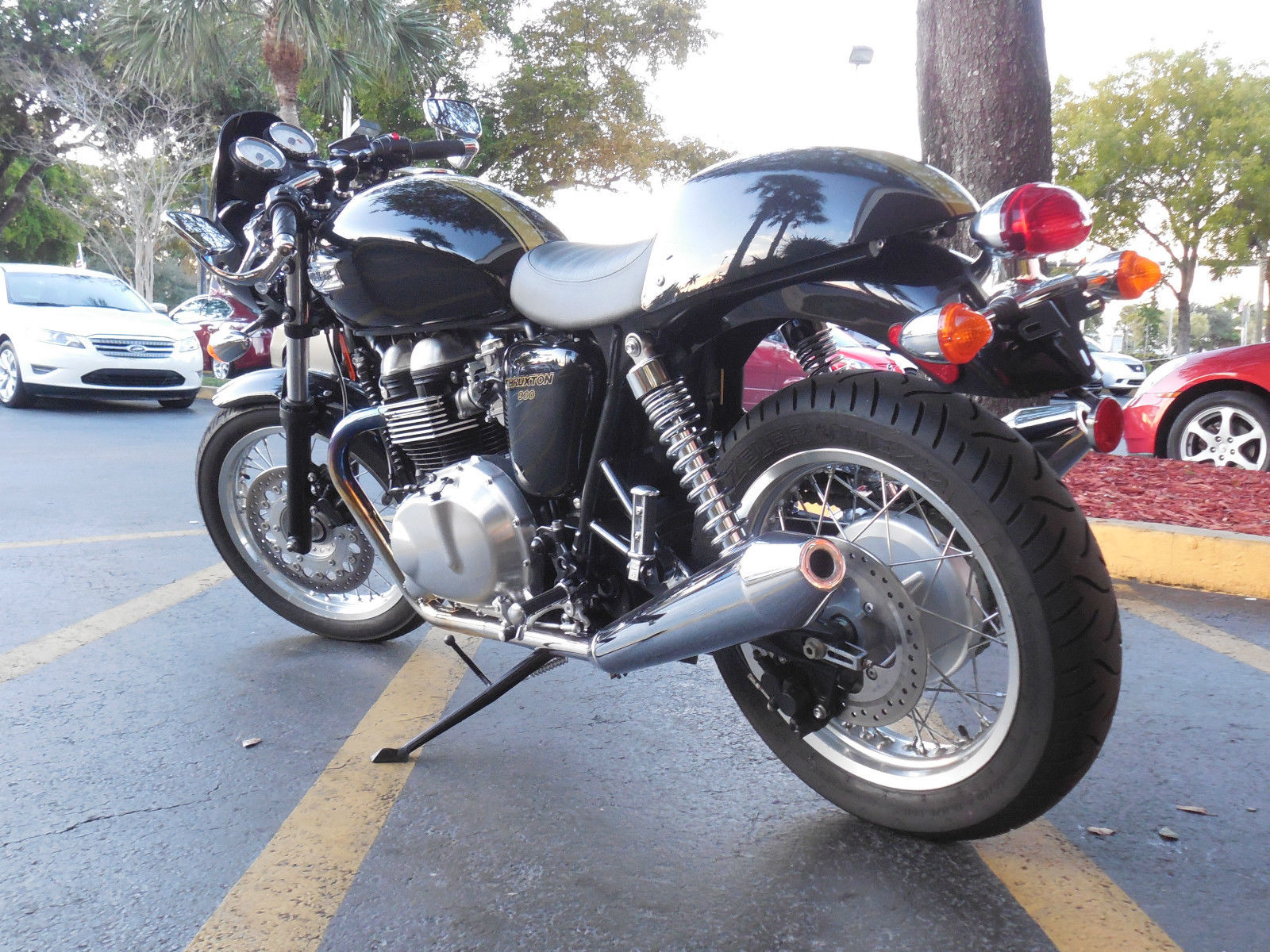 2014 TRIUMPH THRUXTON 900 ONLY 687 MILES.SHARP BLACK AND GOLD.PRICED TO SELL!!!