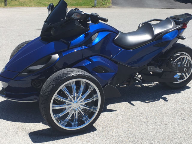 Трицикл can am Spyder RSS