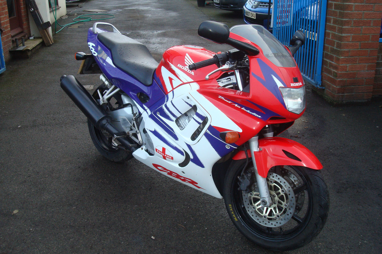 cbr600rr red white blue