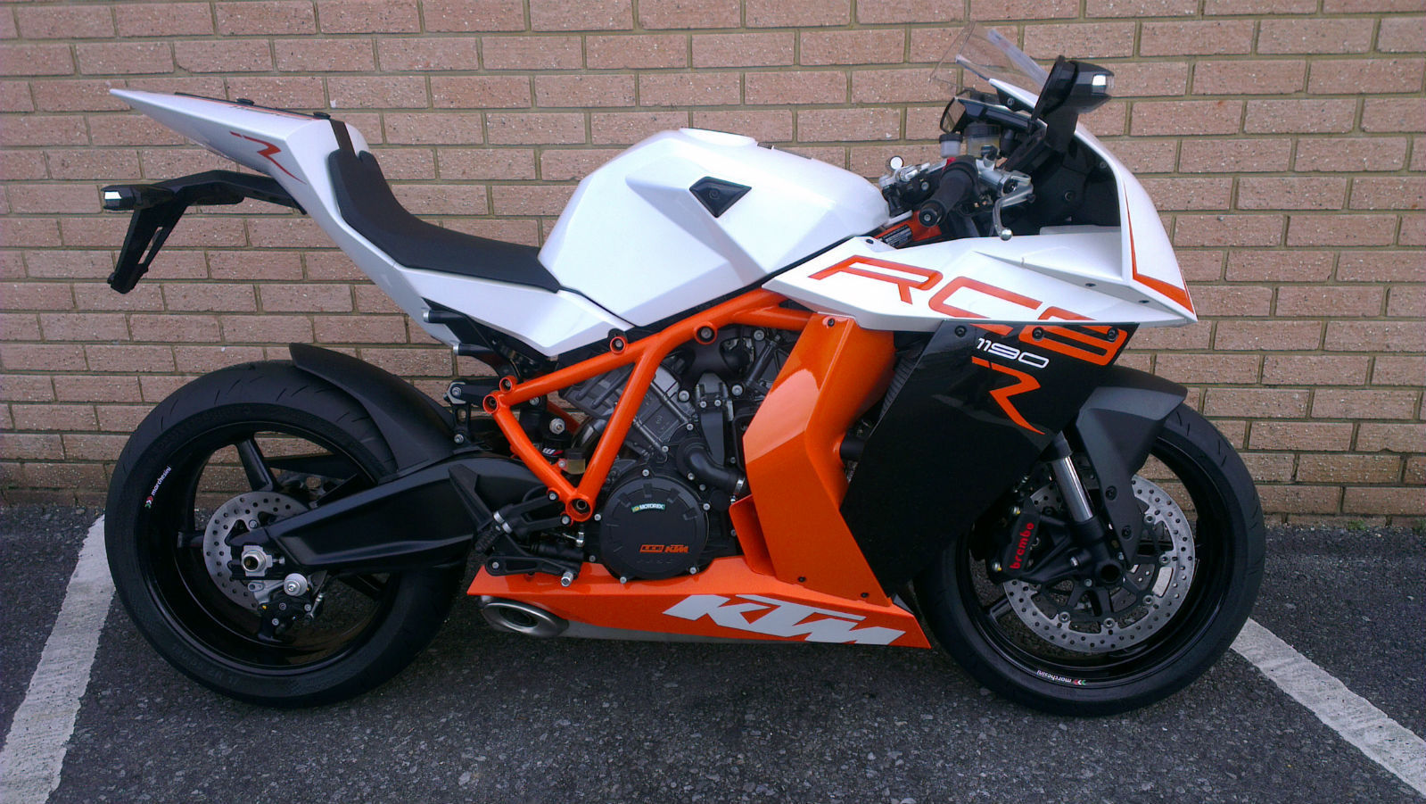 KTM r8