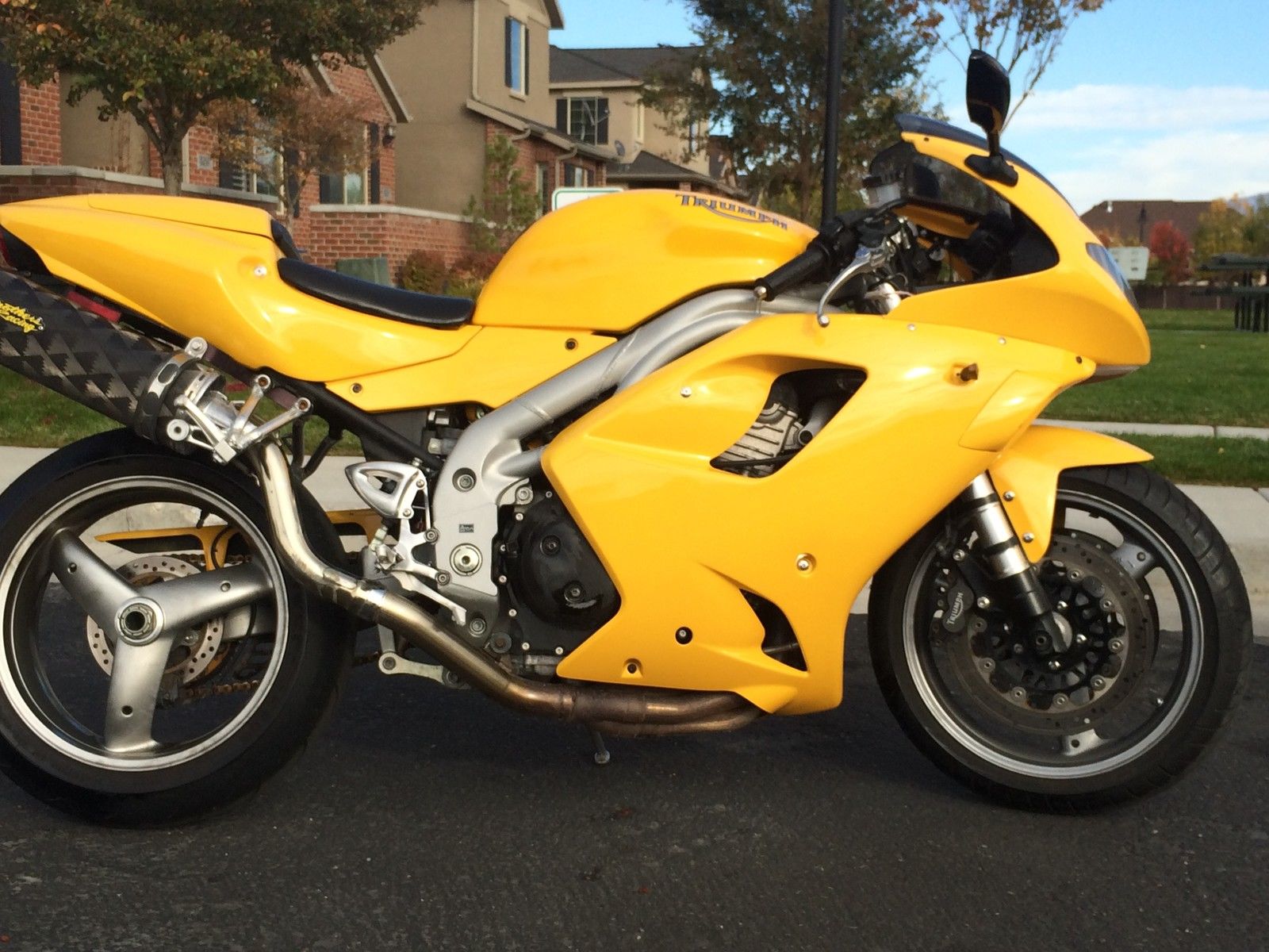 TRIUMPH DAYTONA 955i MOTORCYCLE 2004 - YELLOW 