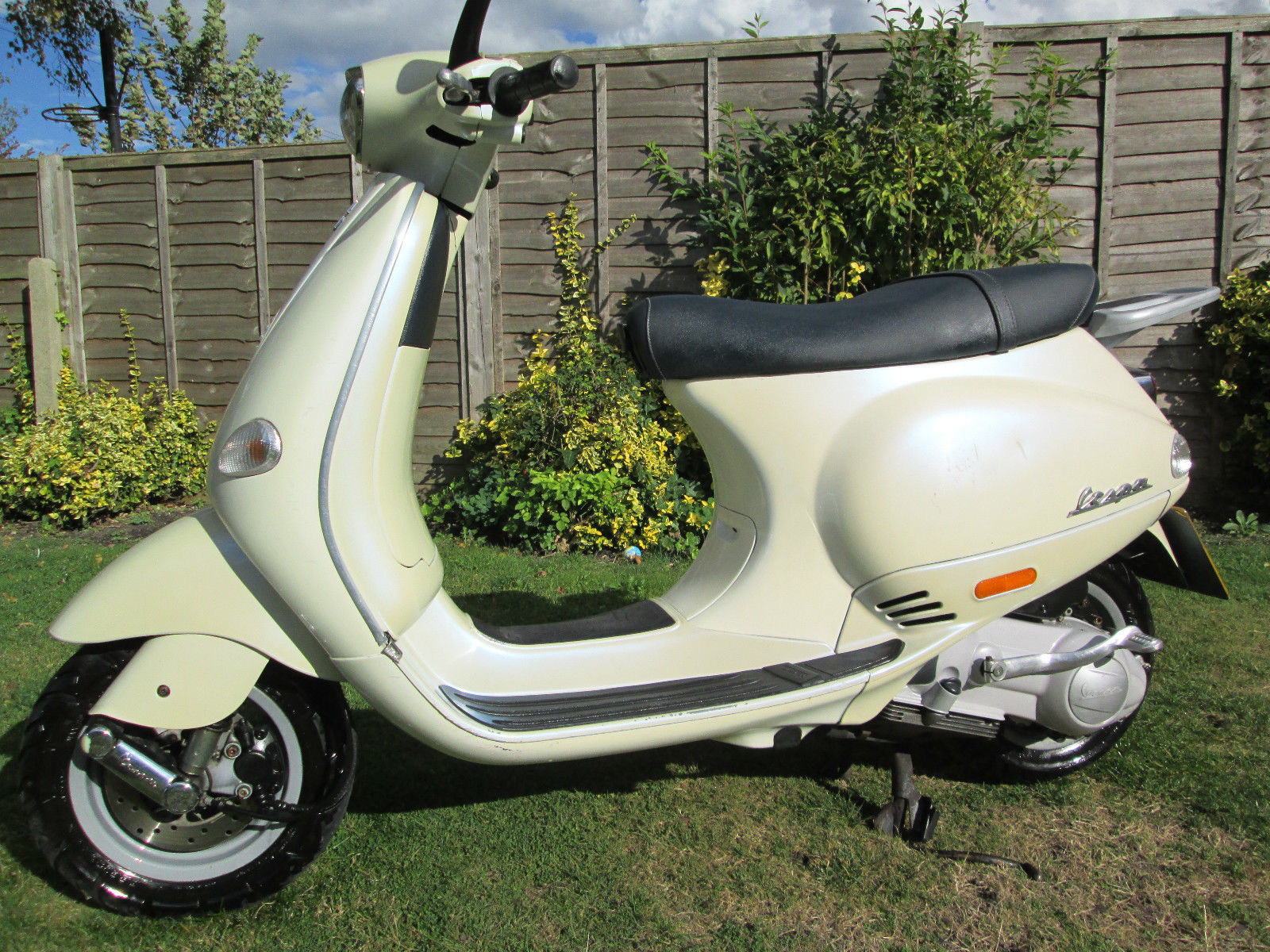 VESPA PIAGGIO ET4 125 LEARNER LEGAL SCOOTER PEARL WHITE WITH 1 YEARS MOT