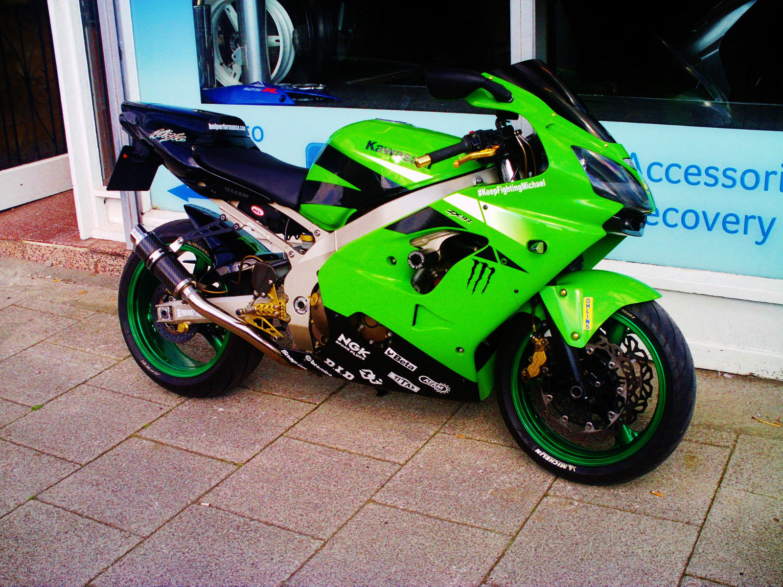 Спортбайк Kawasaki zx9r